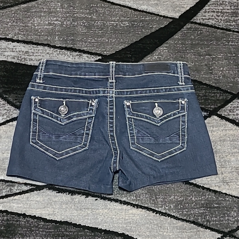 BUCKLE DAYTRIP LYNX RHINESTONES DARK DENIM JEAN SHORTS